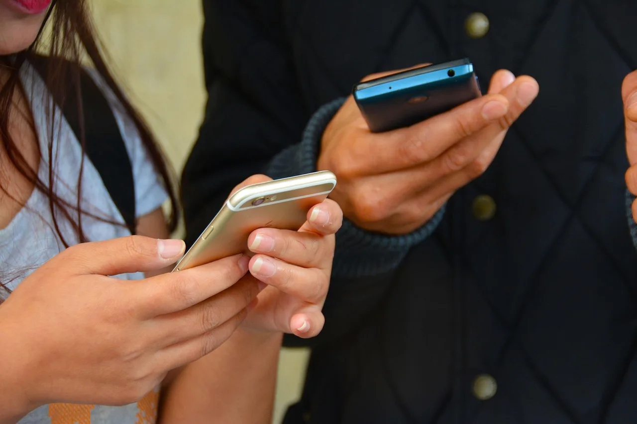 new year, mobile phones, texting, hands, text, phone, mobile, cellphones, communication, message, technology, messaging, cell phones, text message, sms, friends, talking, smartphones, people, friendship, connection, chat, digital, gadget, device, chatting